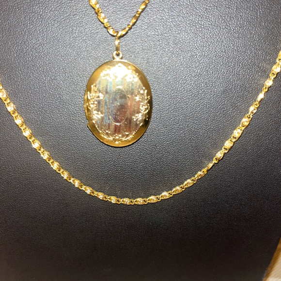 Vintage Goldette 3 chain gold tone cameo locket necklace - Picture 3 of 11